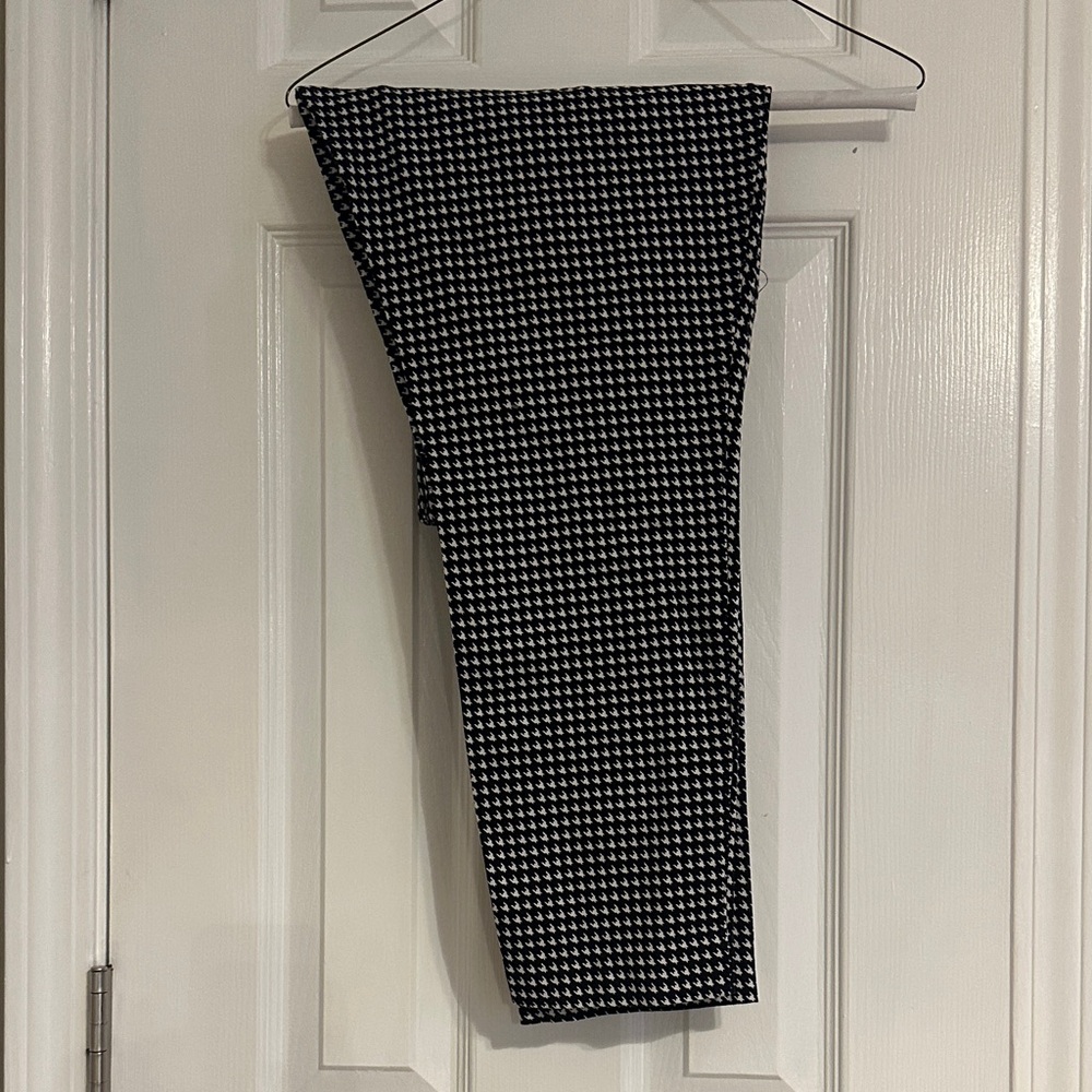 Old Navy Women's Black and White Houndstooth Cropped Pants